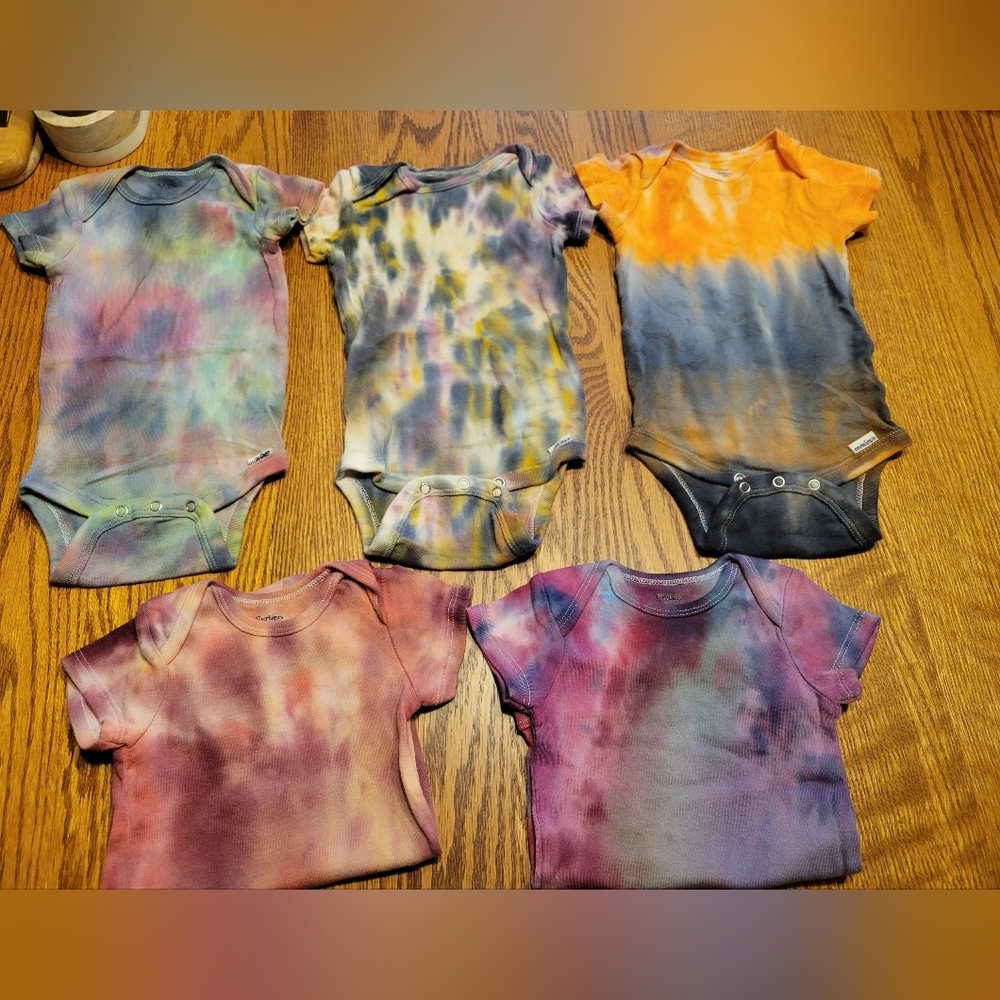 (4/$15) 5 pack Gerber onsies, 6-9M tie dye